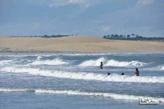 Banhistas aproveitam o dia lindo no mar de Cabo Polonio, no litoral do Uruguai